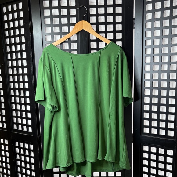 Ashley Stewart Tops - 💚 Ashley Stewart 26/28 Flowy Stretch Crew Neck Green Short Sleeve Top 💚